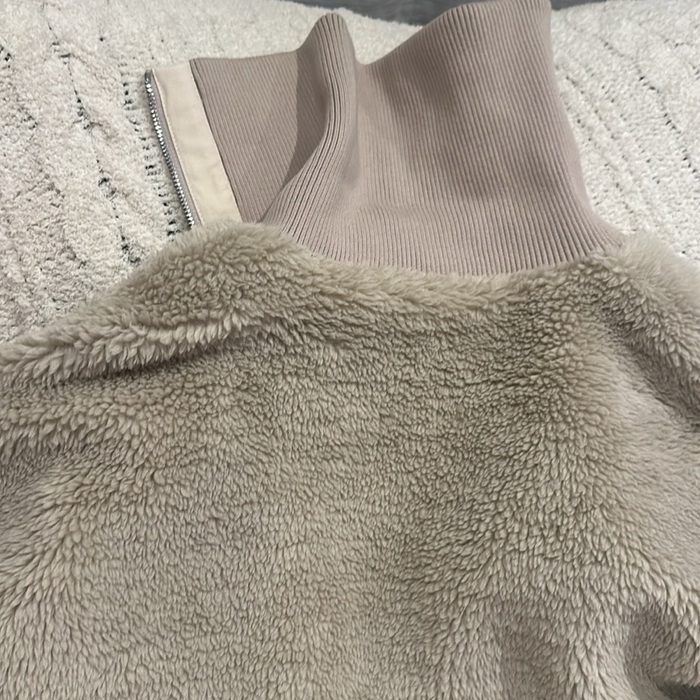 NWOT Varley Myla Zip Through Teddy Beige and Cream Sherpa Jacket - Picture 11 of 11